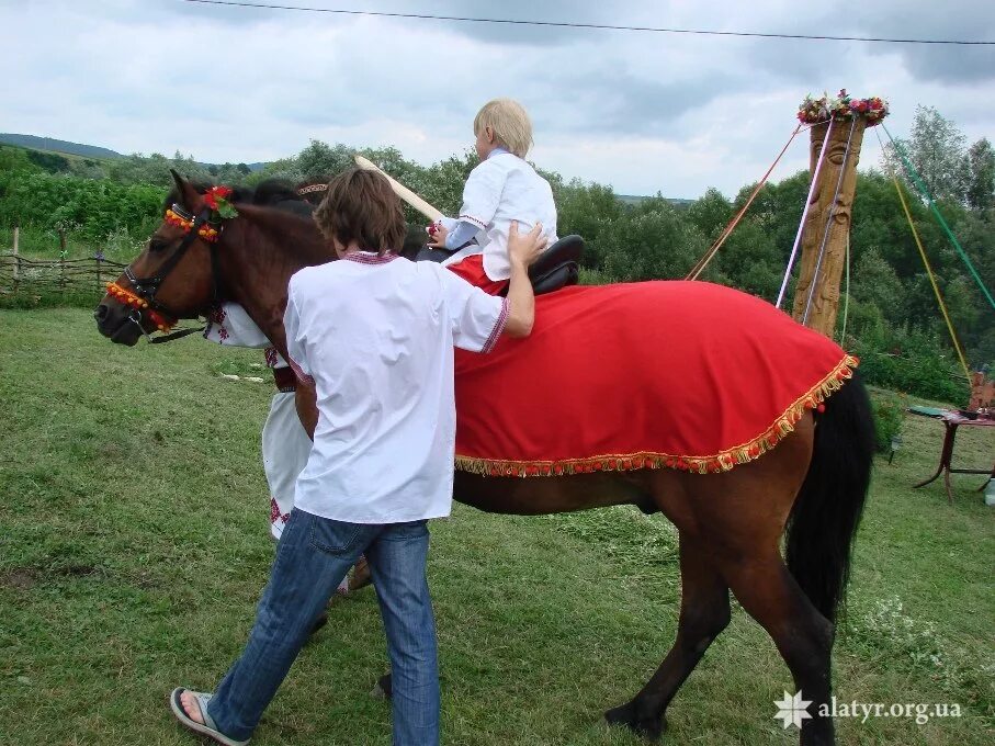 Обряд женщина в коне. Обряд коня. Обряд посажения на коня. Сажание на коня обряд. Обряд посажения на коня у Казаков.