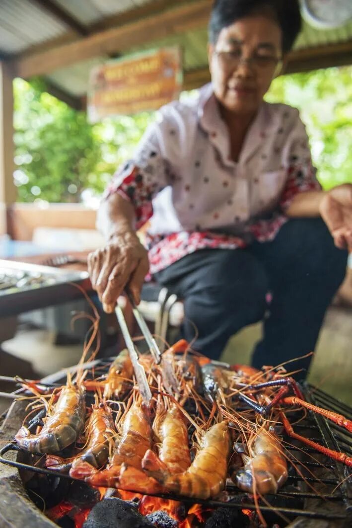 Сколько можно жить в тайланде. Тайские креветки. Морепродукты в Тайланде. Креветки в Таиланде. Большая креветка в Тайланде.