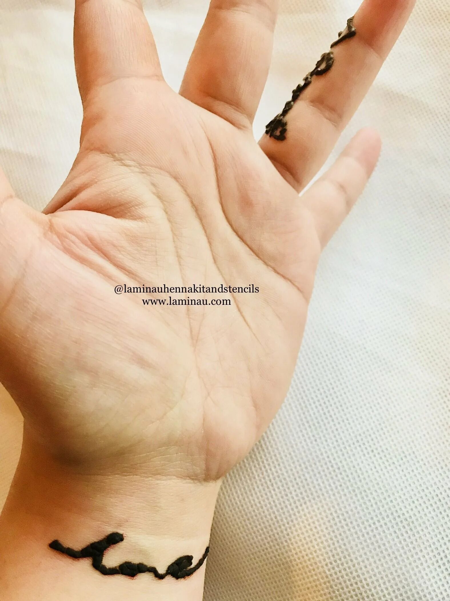 Тату счастье. Тату с надписью на руке happiness. Надписи для тату для девушек со смыслом. Маленькие незаметные татуировки. Надписи для тату для девушек со смыслом.