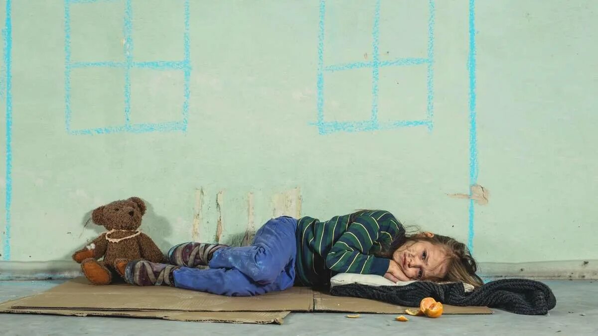 Маленький бомж. Дети бездомные в подвале. Маленькие бездомные девочки. Беспризорные девочки в России.