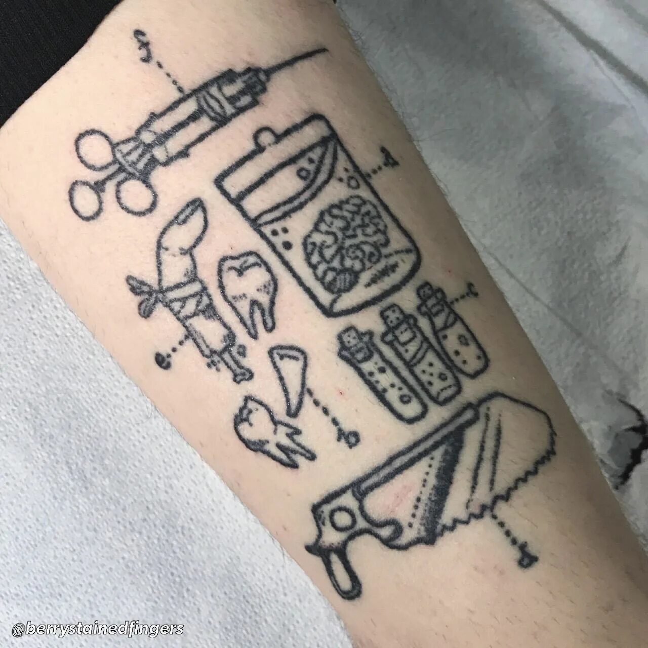 Тату в стиле хендпоук. Тату в стиле handpoke. Хендпоук тату на руке. Хенд пок. Tatau stick poke