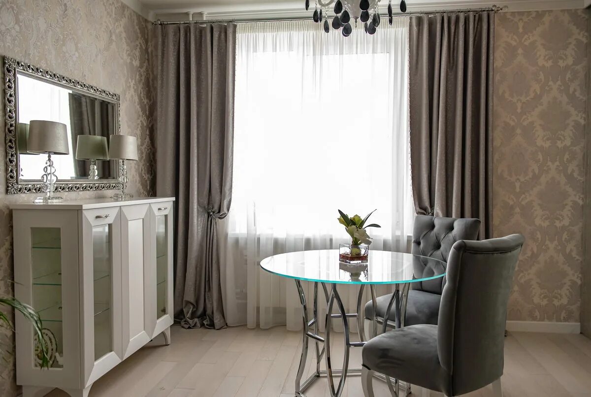 Спальня в неоклассическом стиле. Интерьер гостиной в классическом стиле. Неоклассика барнаул. Неоклассика кухни неоклассика. Мебель для гостиных в стиле неоклассика кофейного цвета.