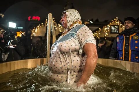 Большие женщины купаются