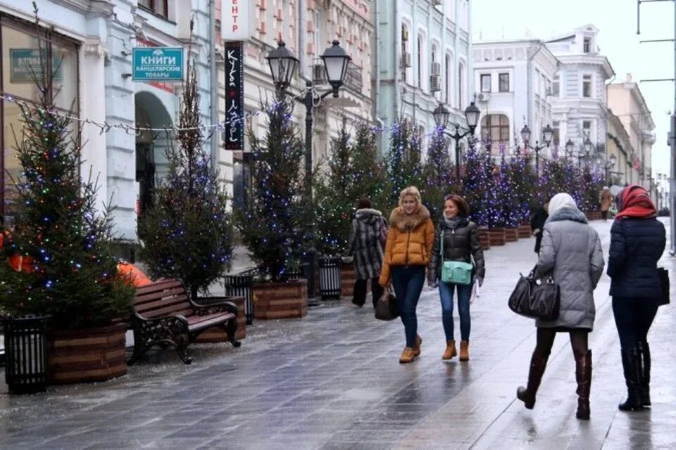 Пешеходная зона в Москве Столешников Камергерский. Камергерский переулок Москва. Большая Дмитровка пешеходная зона. Люди на улице Москва зима. Камергерский переулок масленица