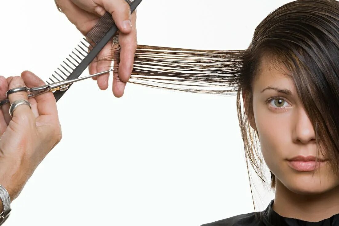 Тонкие редкие длинные волосы. Стрижка в парикмахерской. Сухие и ломкие волосы. Юлия политова. Парикмахер стрижет.