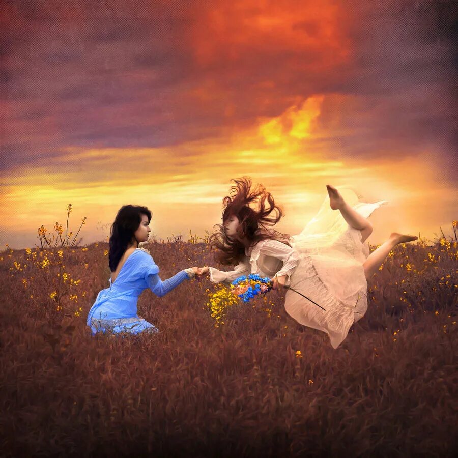 две девушки летают. наяву девочки. ява 638 люкс с девушкой. полет во сне. девушка красивая с юпитером.