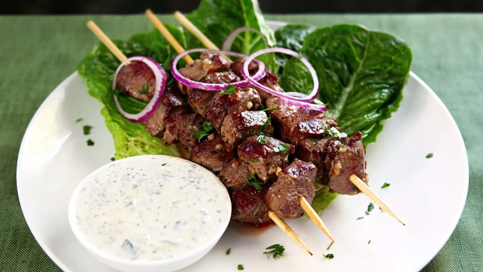 Lamb Souvlaki. Соус для шашлыка с луком. Шашлык на тарелке. Шашлык из баранины на шампуре.