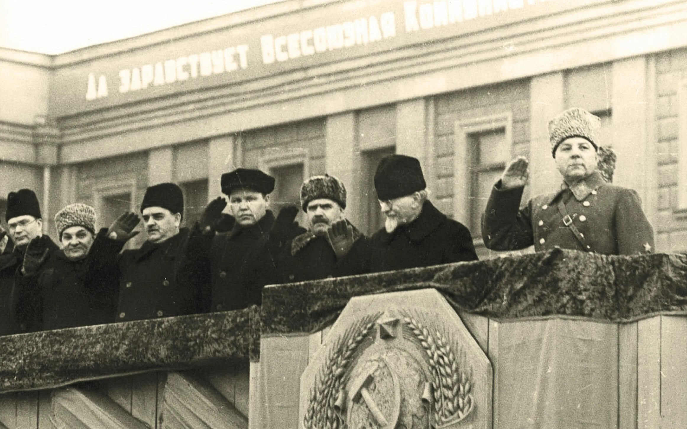 7 Ноября 1941 Куйбышев. Парад в Куйбышеве в 1941. Военный парад 7 ноября 1941 года в Куйбышеве. Сталин на трибуне 7 ноября. Куйбышев сталин