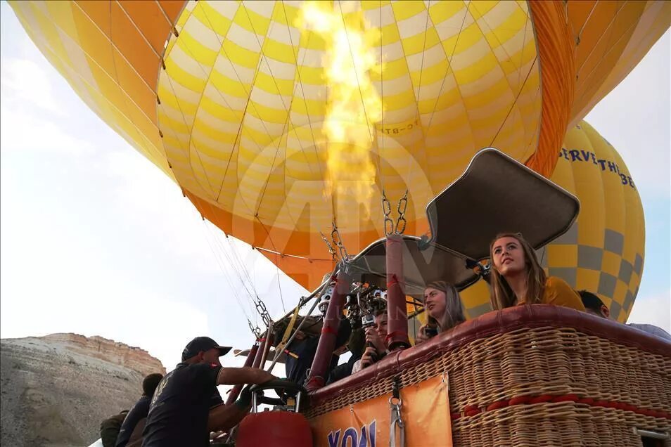 Полеты на воздушных шарах в Каппадокии. Полетать на воздушном шаре в Каппадокии. Турция полеты на воздушных шарах. Воздушный шар для туристов.