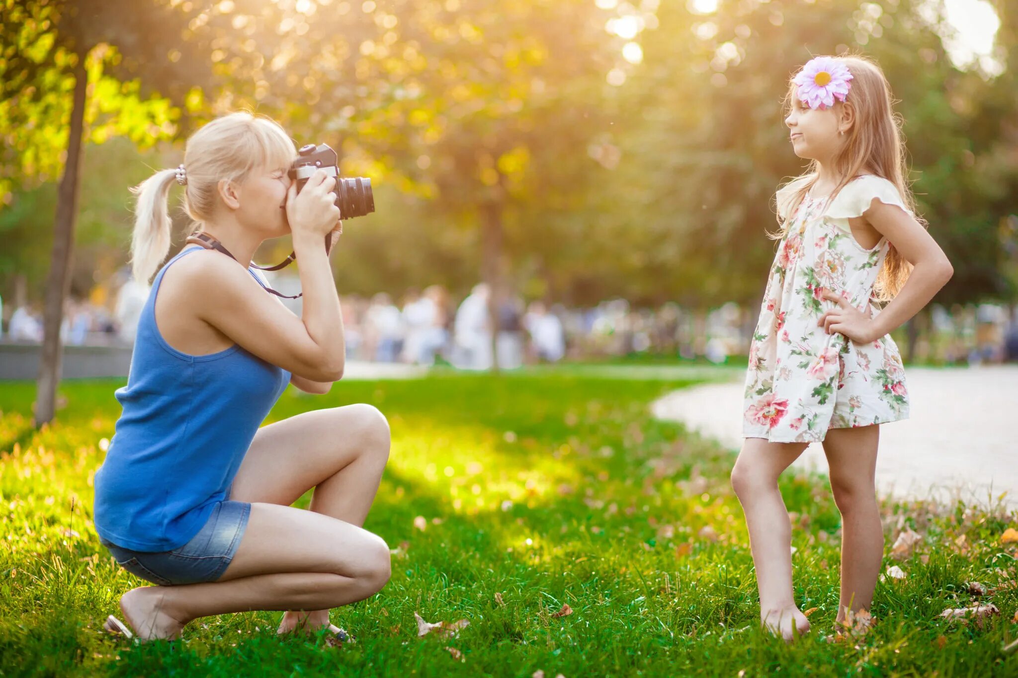 Ребенок фотографирует на телефон. Мама фотографирует. Мама с малышом селфи. Селфи с ребенком. Женщина фотографирует ребенка.