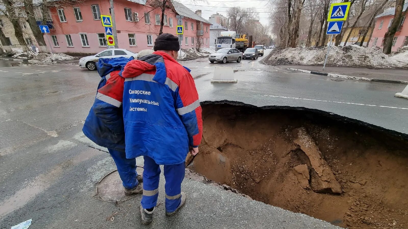 Краткий обзор новостей за неделю. Ямы на дорогах. Ямы в Самаре. Провал в Самаре. Провал на дороге.