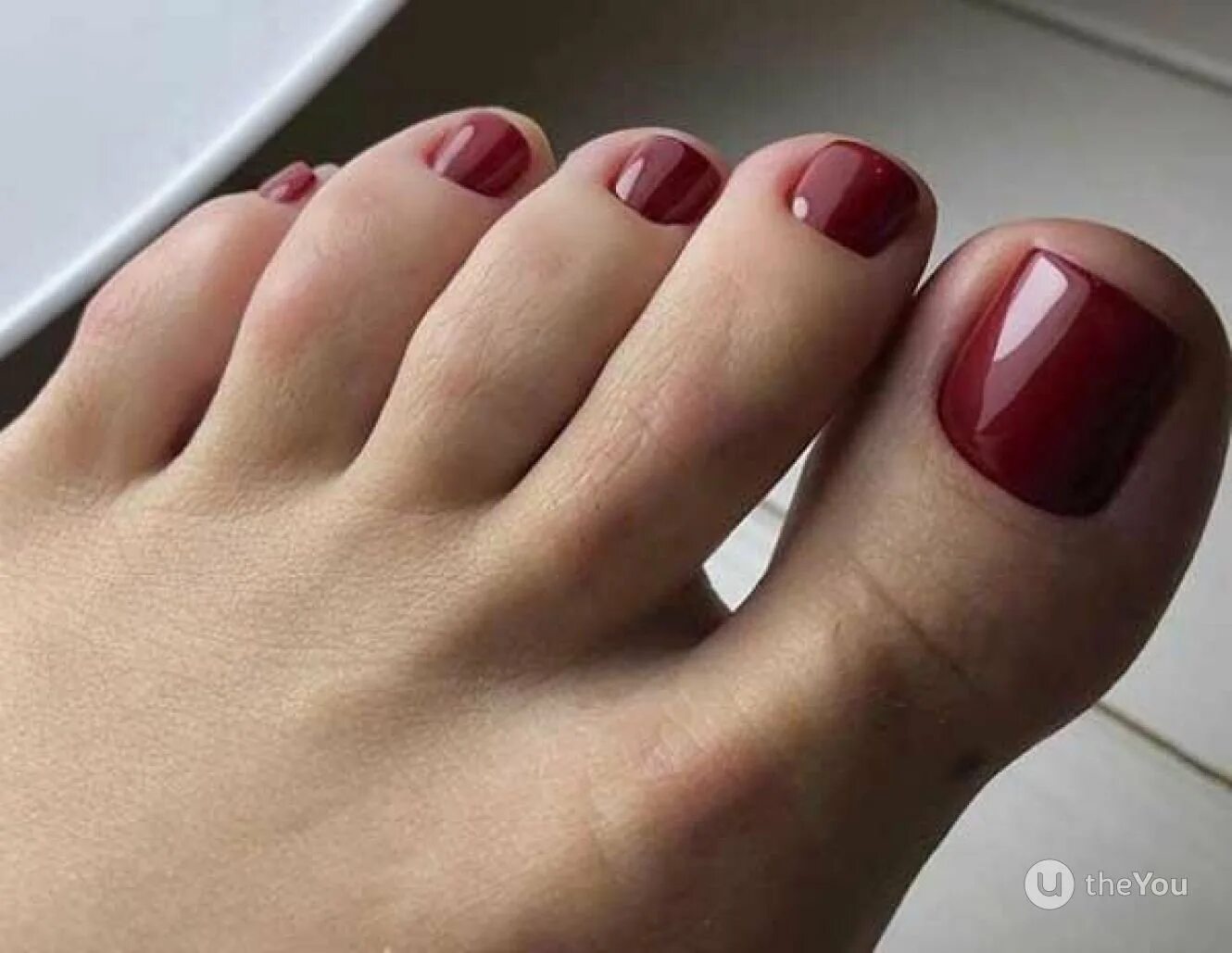 Педикюр бордовый. Педикюр бордовый. Красивый педикюр. Педикюр красный. Педикюр бордовый.