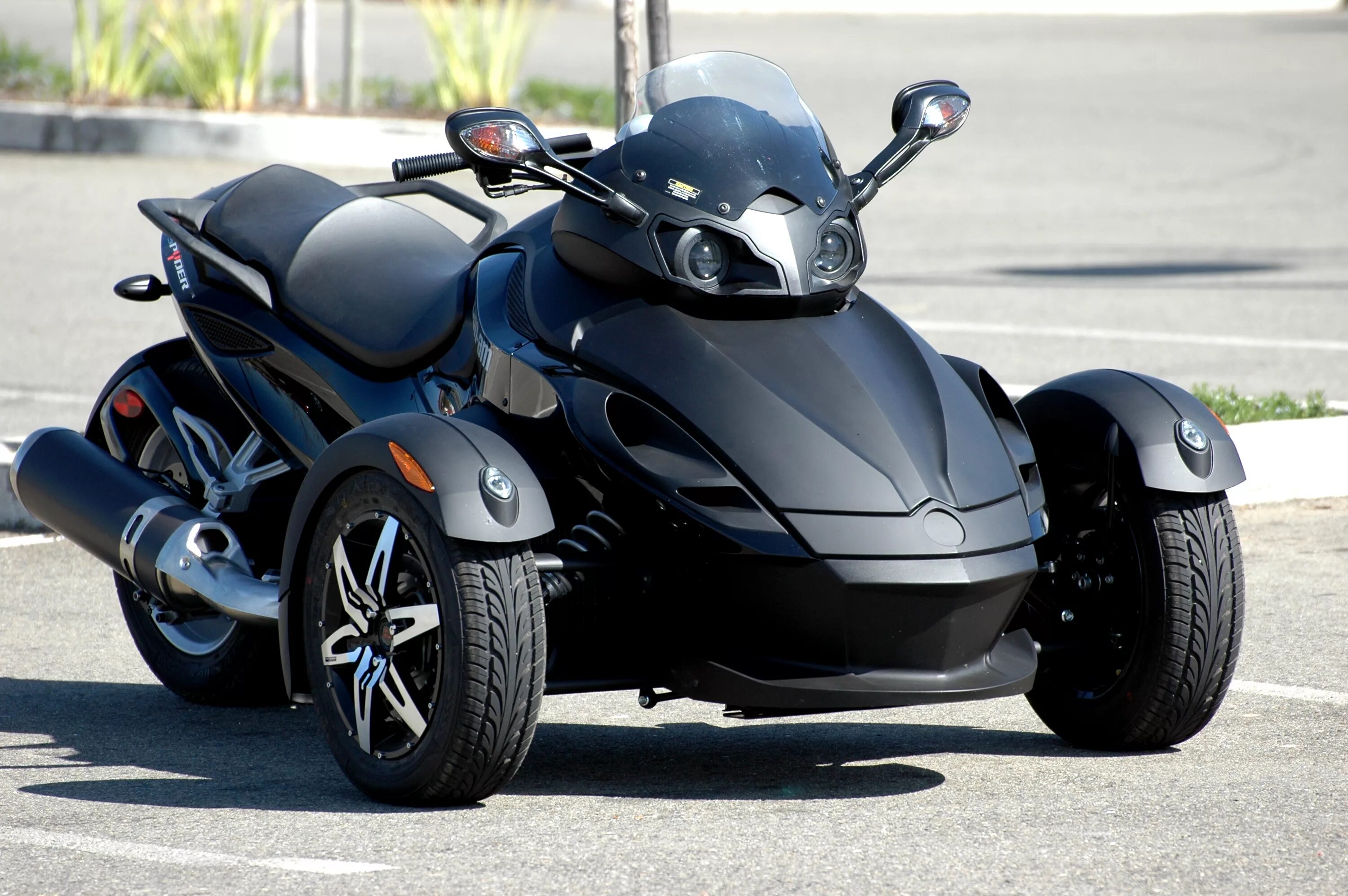 Трехколесный мотоцикл купить. Трицикл БРП Спайдер. Трицикл can am Spyder. БРП мотоциклы трехколесные. Мотоцикл БРП 3 колеса.