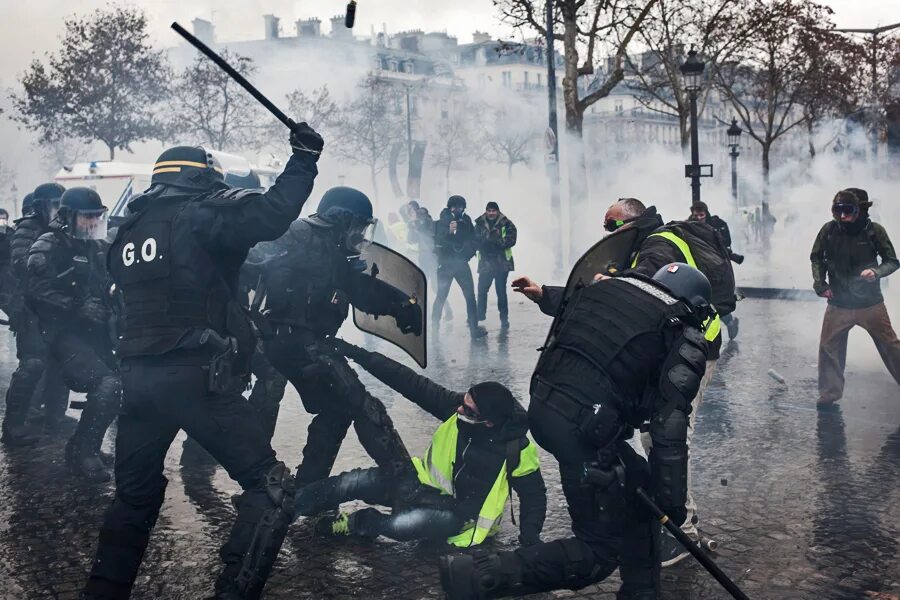 Беспорядки в белоруссии 2020. Протесты в каталонии 2019. Толпа паника массовые погромы. Протест эстетика. Толпа митинг.
