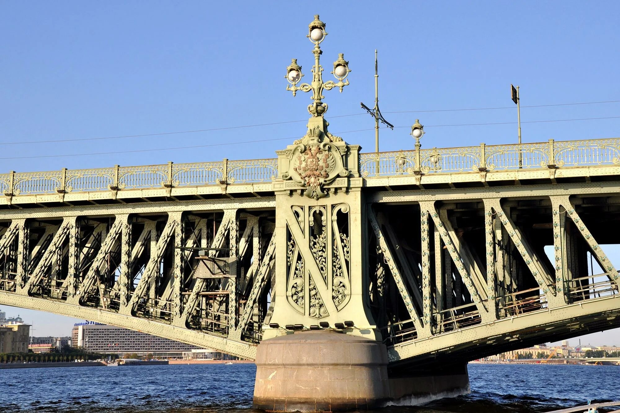 Сколько время в мостах. Троицкий мост Эйфеля. Мост Эйфеля в Петербурге. Троицкого моста корона. Решетка Троицкого моста в Санкт-Петербурге.