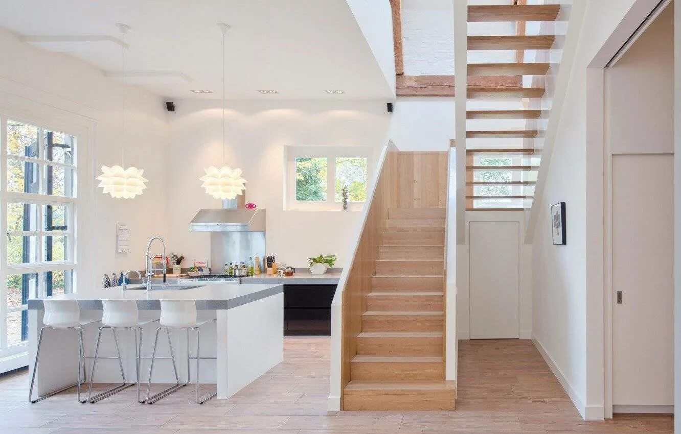Кухня на первом этаже. Лестница в частном доме. Кухня гостиная с лестницей. Кухня под лестницей. Интерьер комнаты с лестницей.