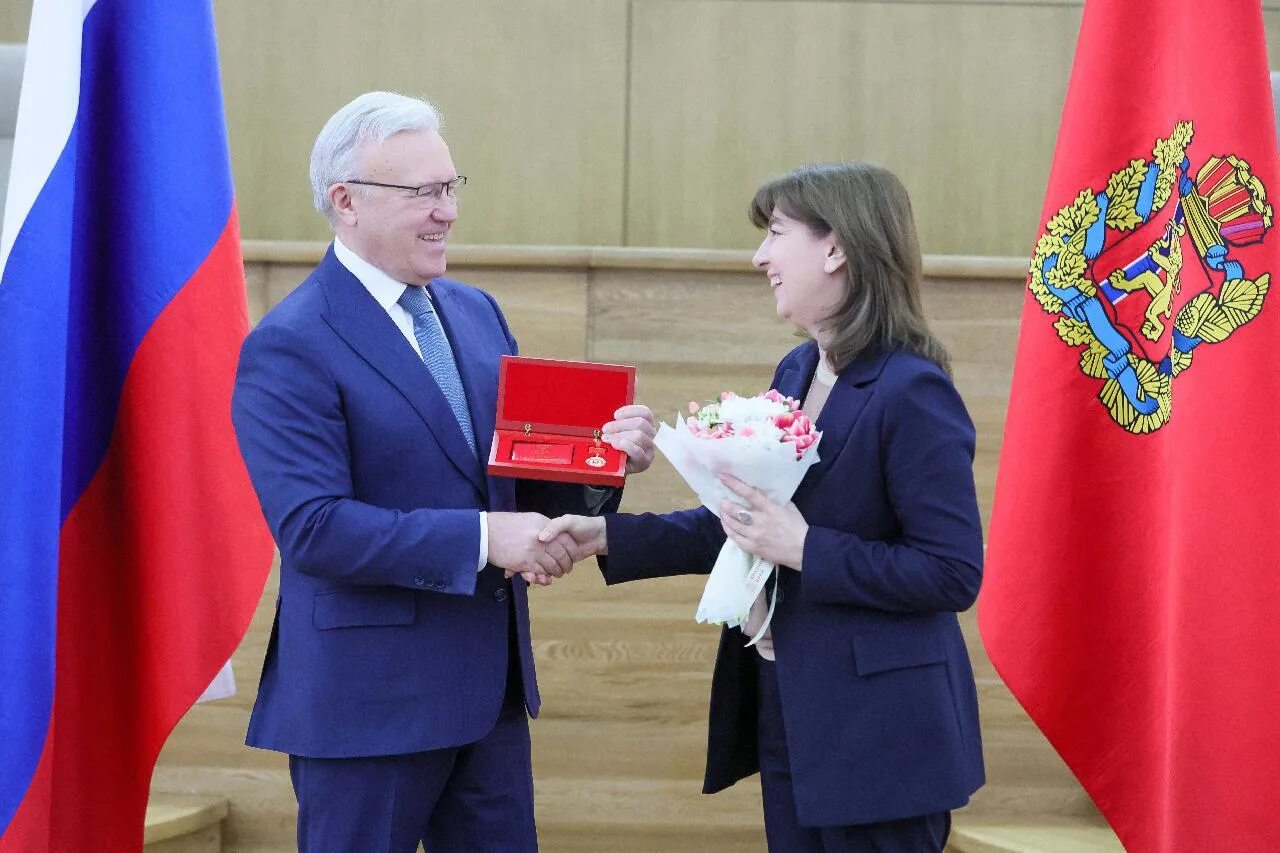Губернатор вручил награды. Усс губернатор красноярского края. вручение наград. губернатор женщина.