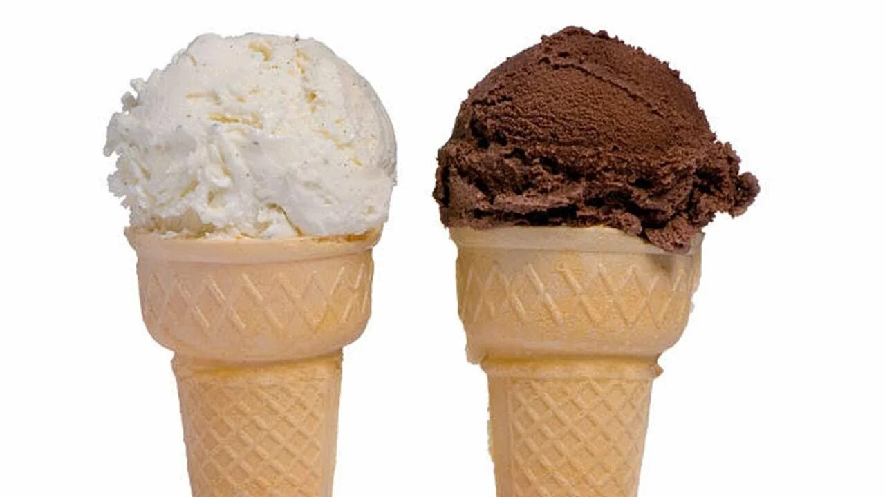 шарик мороженого в рожке. красивое мороженое. мороженое в вафельном стаканчике. мороженое в вафельном стаканчике. мороженое в стаканчике реклама.