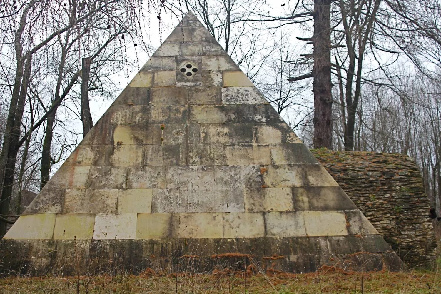 Каменная пирамида в митино. Пирамида архитектор. Здание в виде пирамиды. Погреб-пирамида никольское-черенчицы. Современные пирамиды в архитектуре.