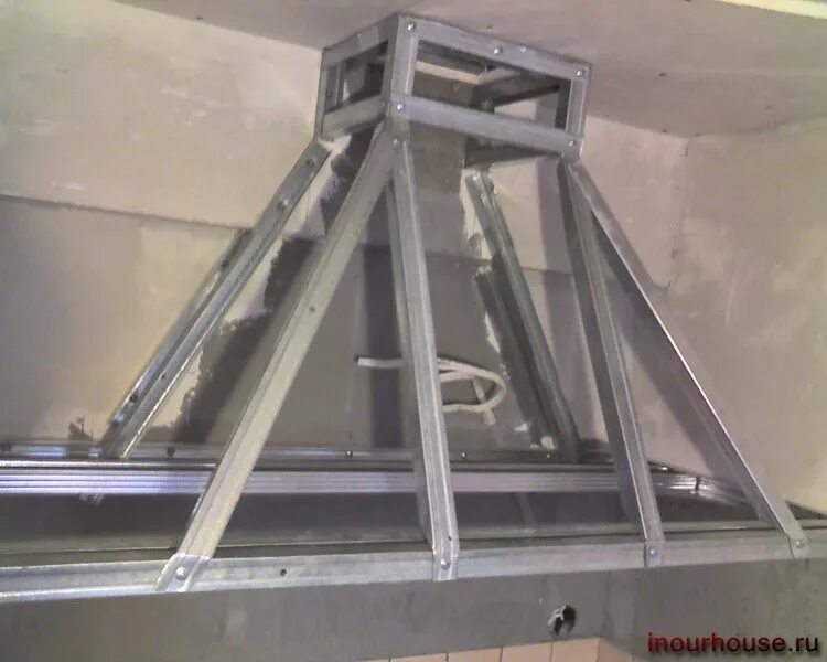 Самодельная кухонная вытяжка. Самодельная вытяжка для кухни. Вытяжка из гипсокартона для кухни. Воздуховод для вытяжки на кухне. Вытяжной короб для кухни.