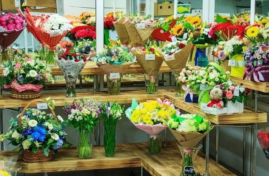 Цветы в цветочном магазине. Полки для цветочного магазина. Стол для цветочного салона. Цветы магазинные.
