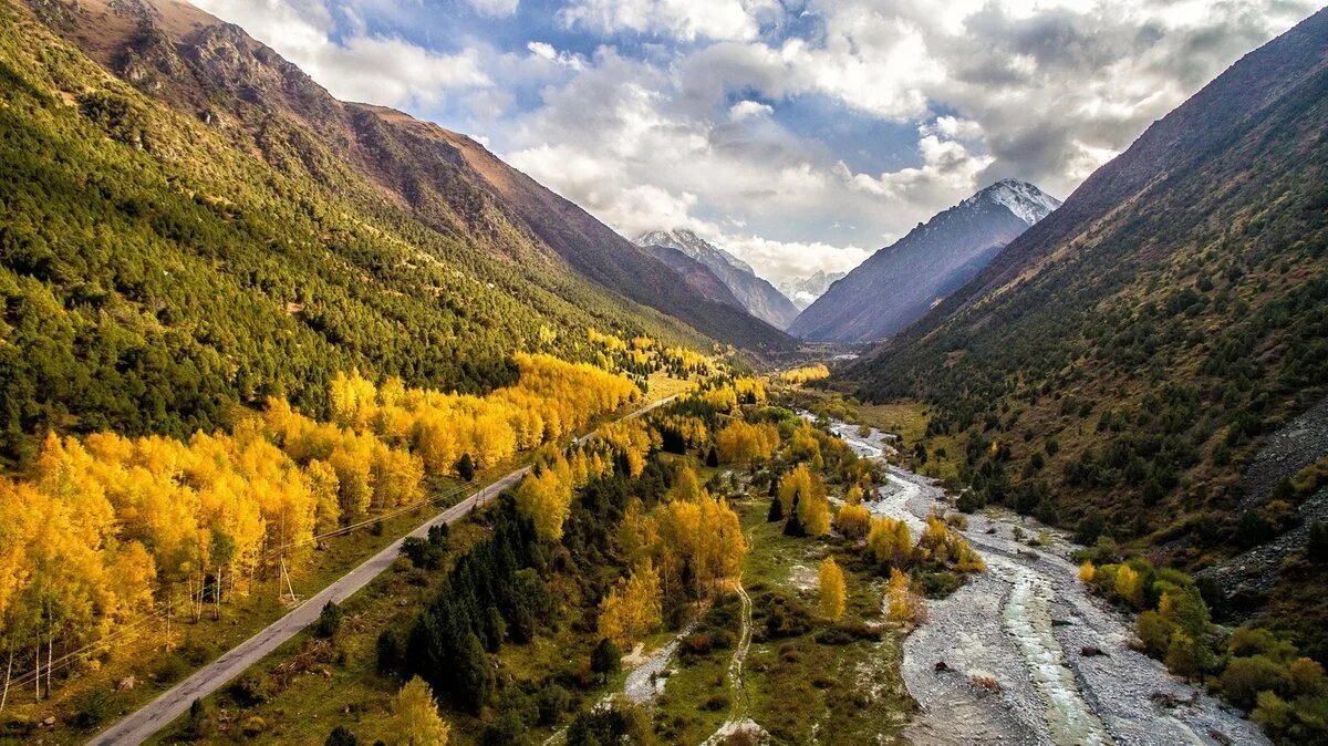 Р киргизия. Тянь-Шань Киргизия горы осень. Ущелье Каркыра Киргизия. Природа Кыргызстана ала Арча. Ущелье ала-Арча Киргизия.