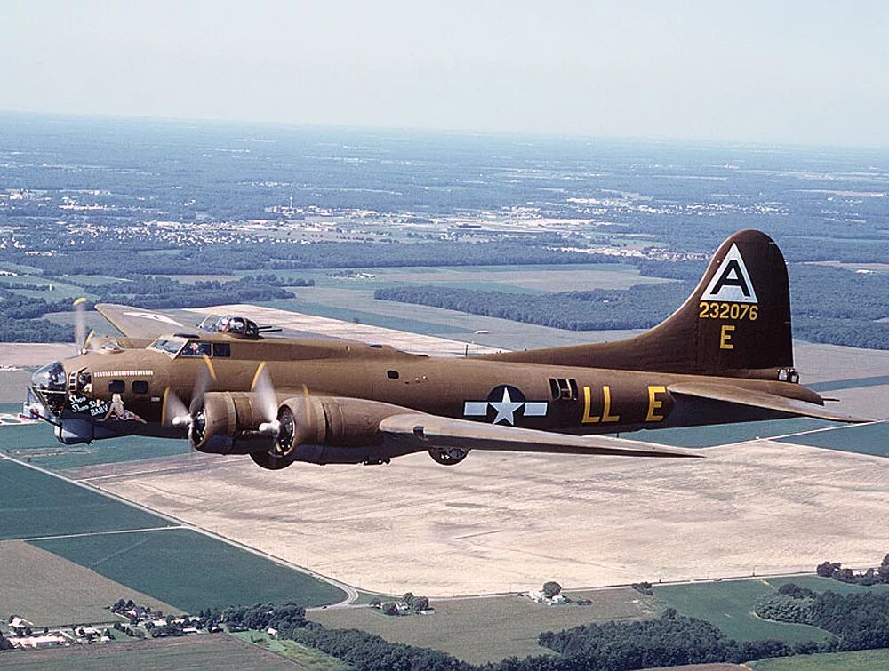 Boeing 2. B17 самолет бомбардировщик. Американский бомбардировщик б-17. Boeing b-17 Flying Fortress самолет. B 17 летающая крепость.