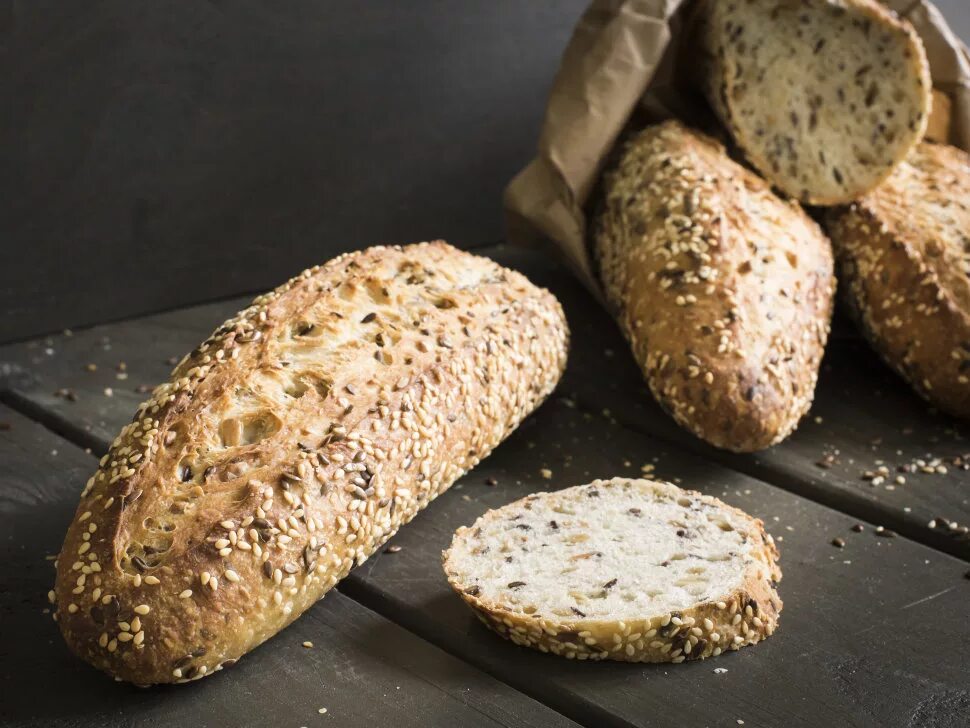 Черный бездрожжевой хлеб с семечками. Хлеб с пряностями. Хлеб с семечками тхк. Какие семена добавляют в хлеб. Какие семена добавляют в хлеб.