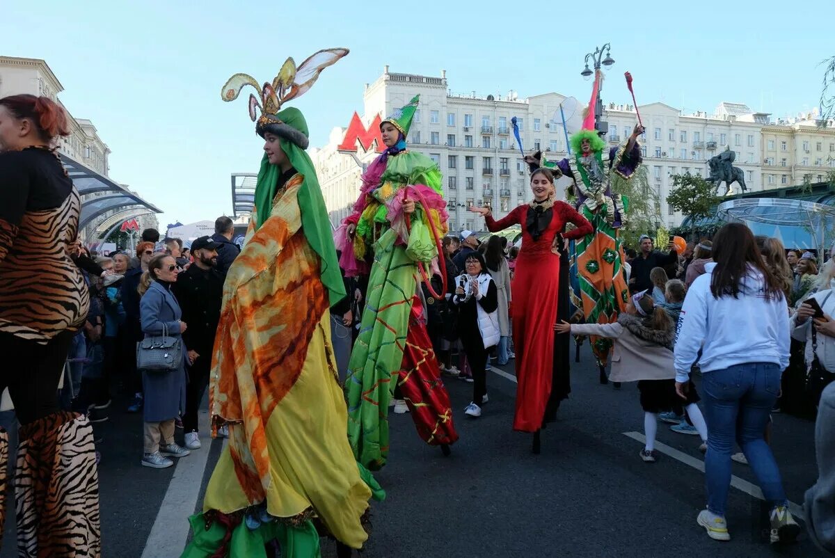 Гуляния в Москве. День города Москва на Тверской. Москва днем. Испания праздник на ходулях. Какие гулянья в москве