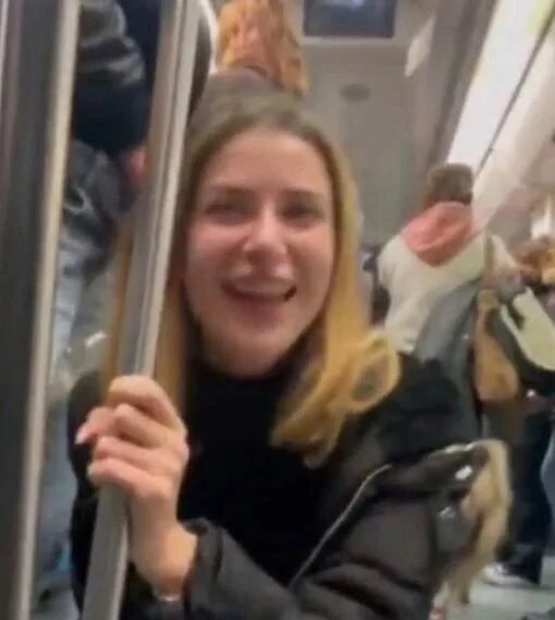 Снять девочку в метро. Девушки в метро. девочка в метро. вагон метро с пассажирами.