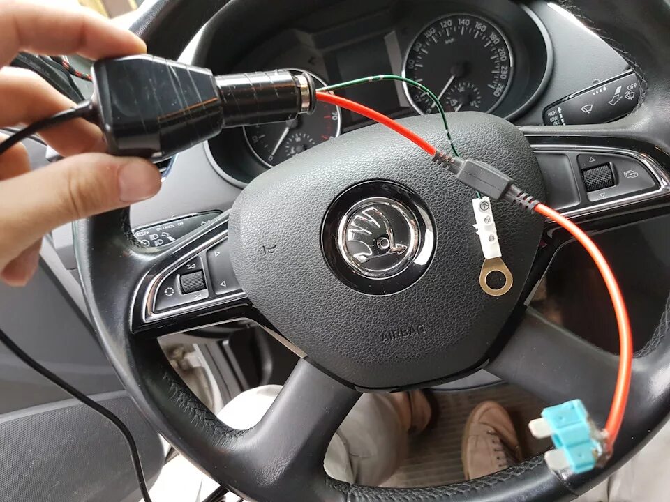 Шкода подключение видеорегистратора. Видеорегистратор skoda octavia a7. видеорегистратор шкода рапид. skoda octavia a7 подключение видеорегистратора.