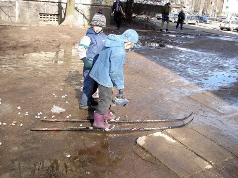 Первый снег. Толи я дурак толи лыжи. Аша снег. Три месяца зимы четвертый в подарок. Толя зима.