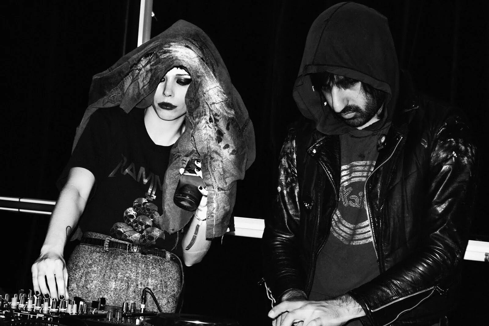 Crystal castles 1. Кристал кастлс. Итан Кристал Кастл. Crystal Castles Band. Crystal Castles 2006.