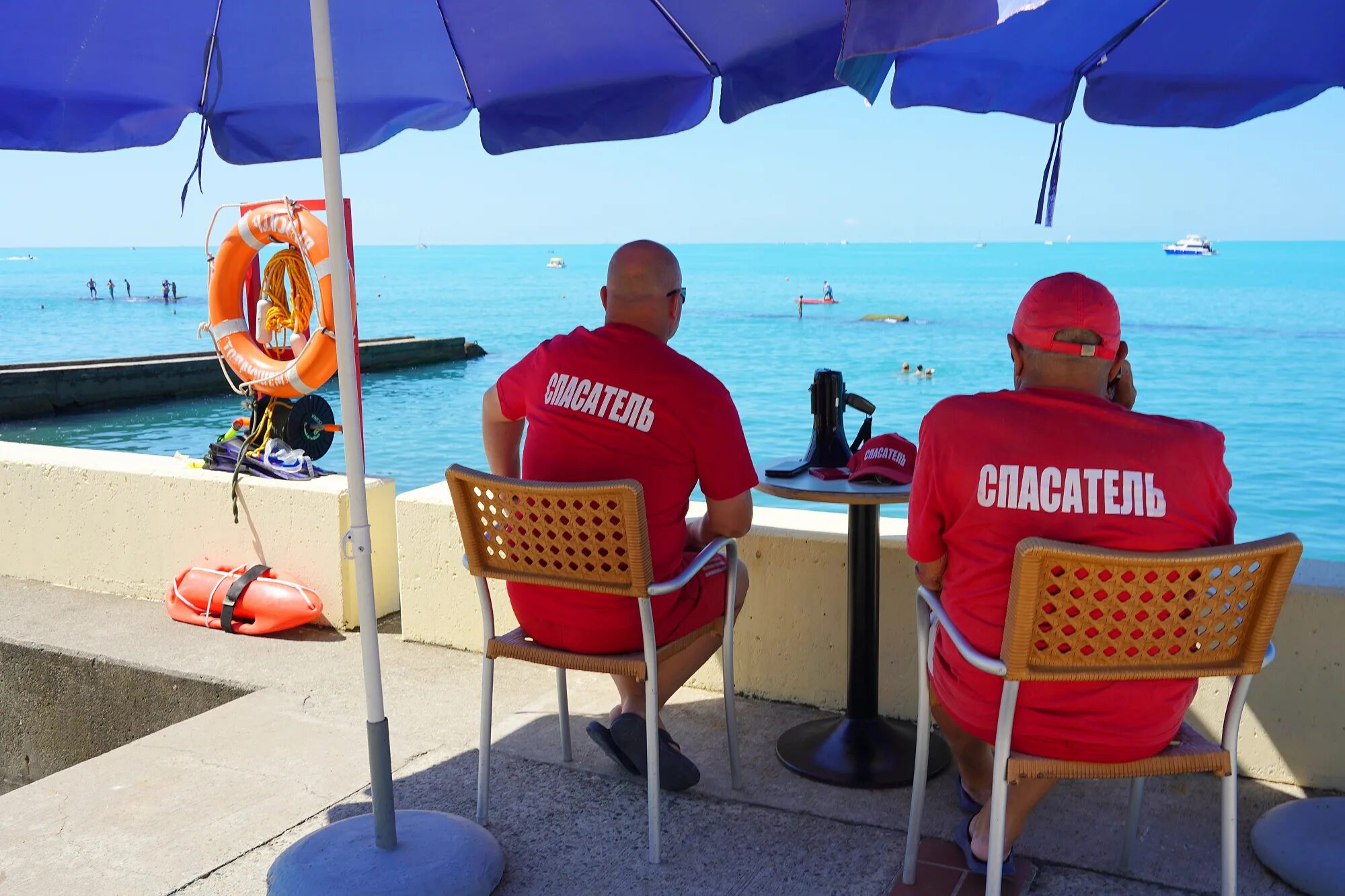Доступный отдых 2024. Спасатели на пляже Сочи. Туристы на пляже. Работники пляжа. Охрана на пляже.