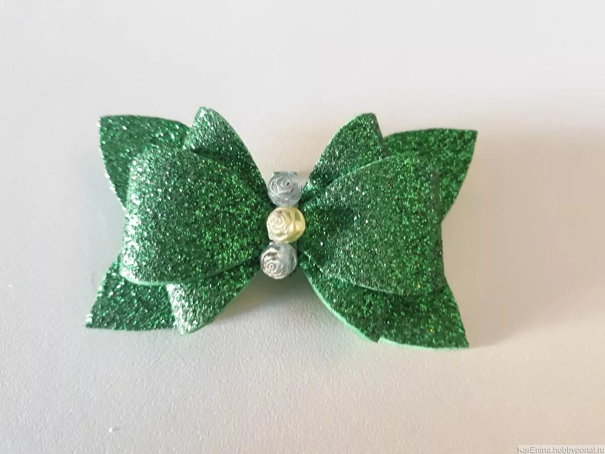 Бантик из фоамирана блестящего. Бантики из глиттерного фоамирана. Резинка с бантиком. Бантики из глитерного фоамирана. Бантики из фоамирана.