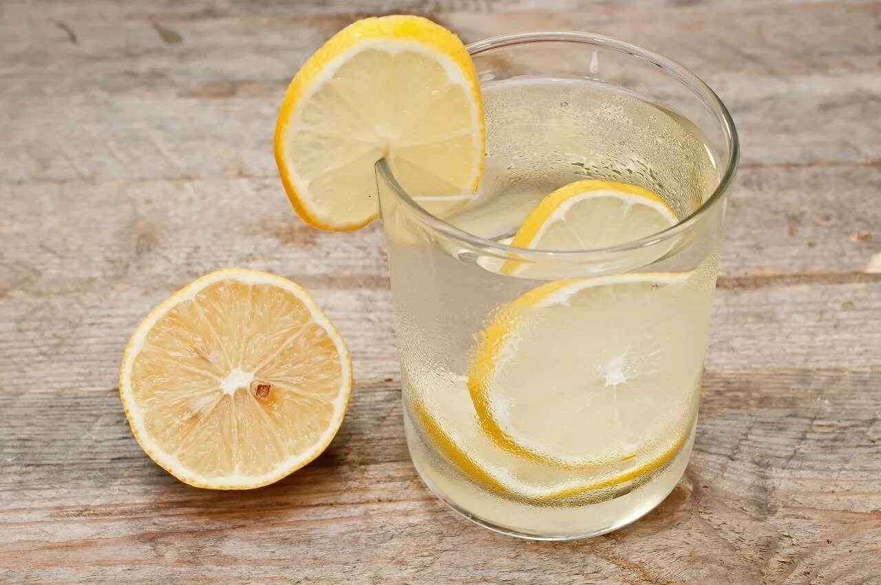 Можно пить лимонный сок. Вода с лимоном. Стакан воды с лимоном. Стакан с лимоном. Ылда с лимоном.