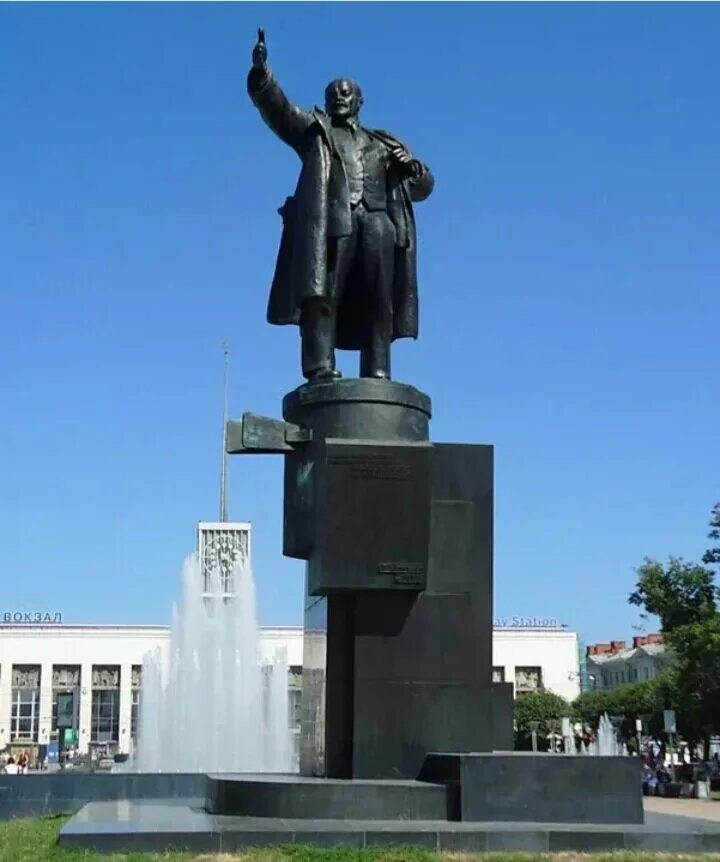 Финляндский вокзал памятник. Ленин на броневике памятник. Памятник ленину в ленинграде у финляндского вокзала. Памятнике ленина на площади у финляндского вокзала. Памятник ленину у финляндского вокзала.