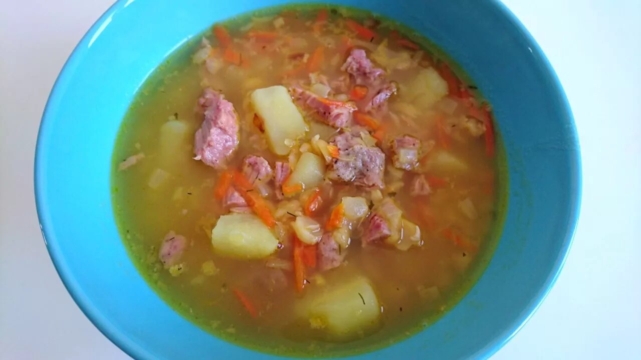Гороховый суп с тушенкой. Суп гороховый из тушенки. Вкусный суп с тушёнкой. Суп из Гороховой тушенки.
