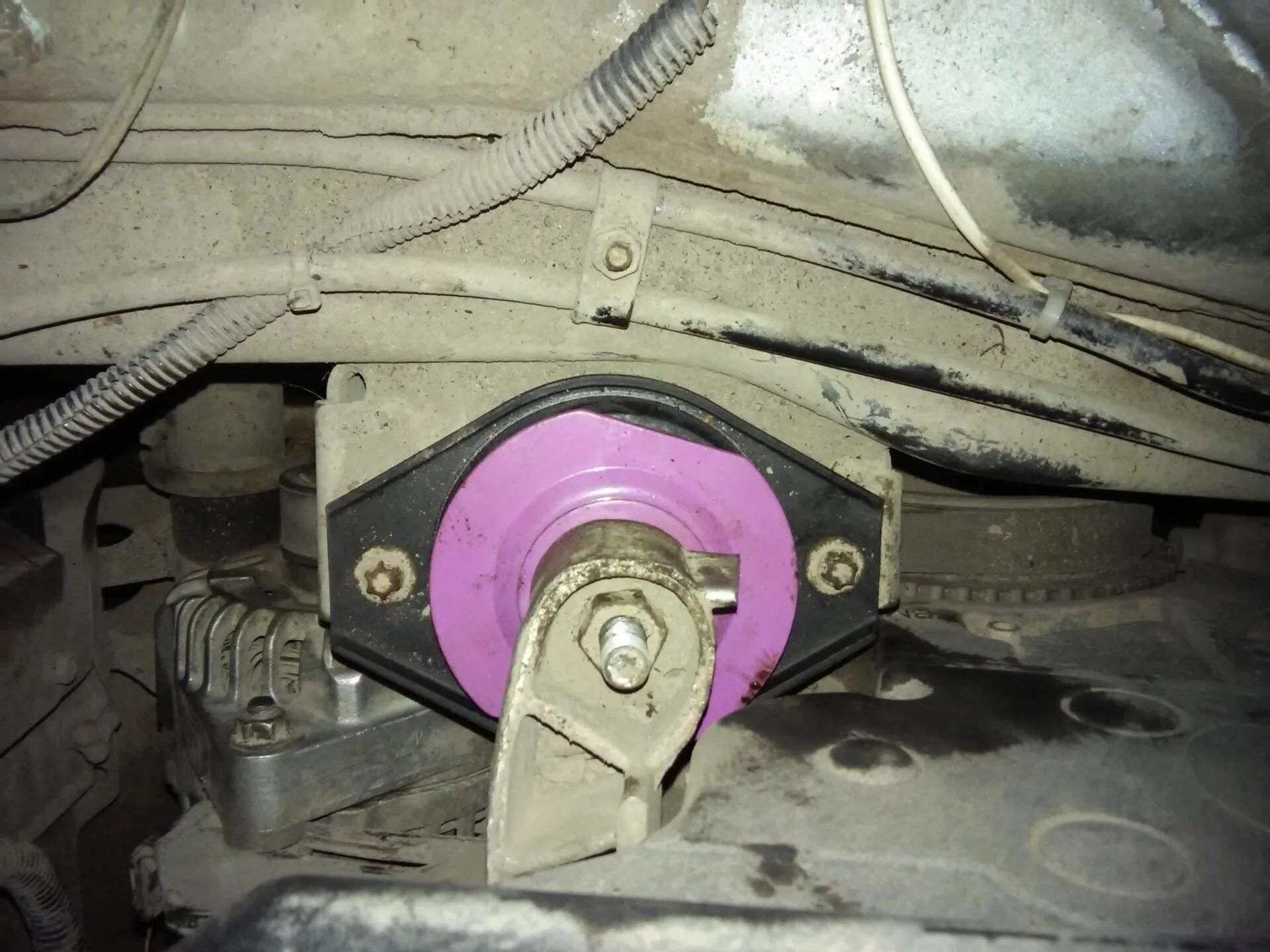 Опора двигателя приора 16 клапанов. Замена опор двигателя приора. Крепление двигателя приора 16 клапанов. Опора двс приора 16 клапанов. Верхняя опора двигателя приора 2.