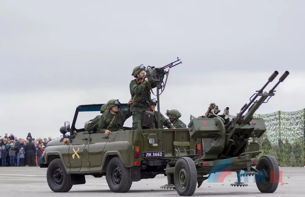 Техника лнр. Техника лнр. Техника в свердловске лнр. Парад военной техники в днр. Склад военной техники.