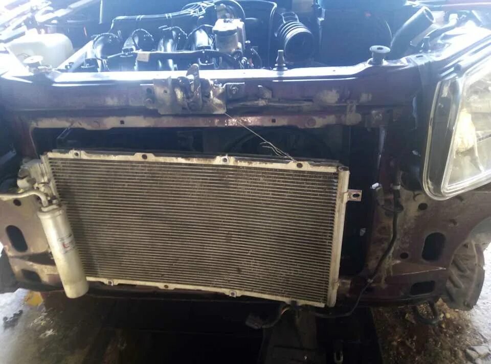 Снятие радиатора лада гранта. Как поменять радиатор на ладе гранте. Как поменять радиатор на ладе гранте. Гранта фл 16 клапанная с кондиционером радиатор. Крепление радиатора охлаждения гранта.