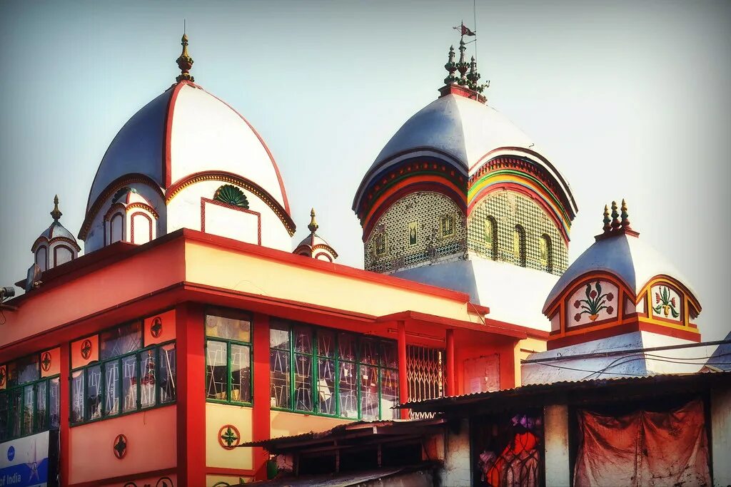 Kalighat kali temple. Калькутта индия кали. Кали гхат. Храм кали в дакшинешваре. Kalighat kali temple.