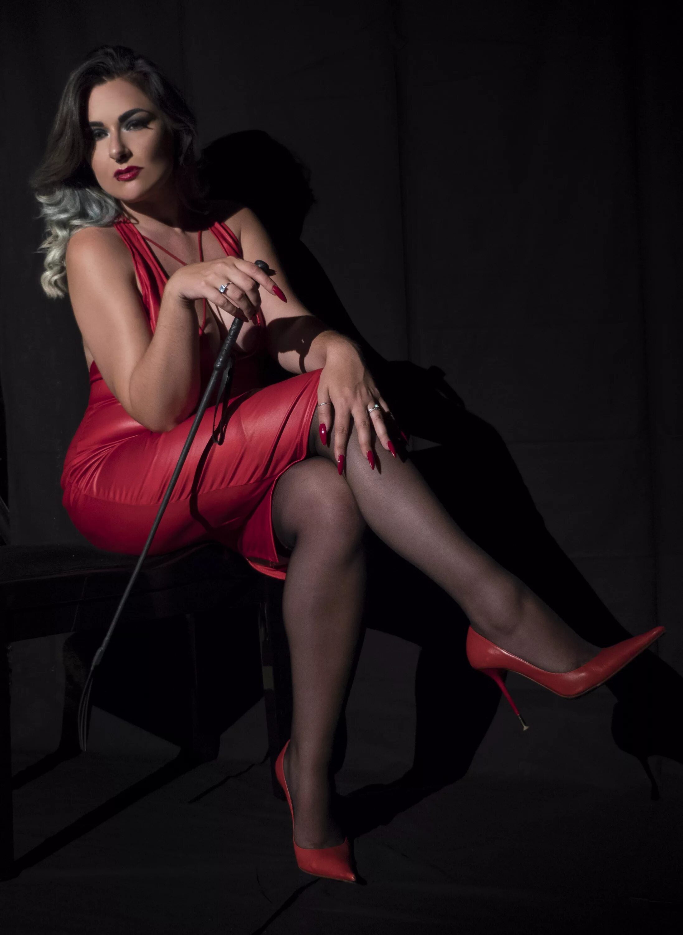 кэндис свейнпол вог. властная девушка. девушка в кожаных перчатках. красивые властные женщины. кэндис свейнпол в униформе.