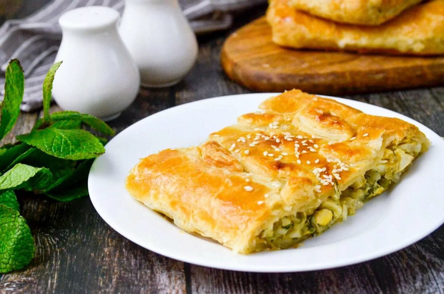 Слойки с капустой. Рецепт слоеных пирожков с капустой. Язычок пирожок. Пирог с капустой из слоеного теста. Турецкий заливной капустный пирог.
