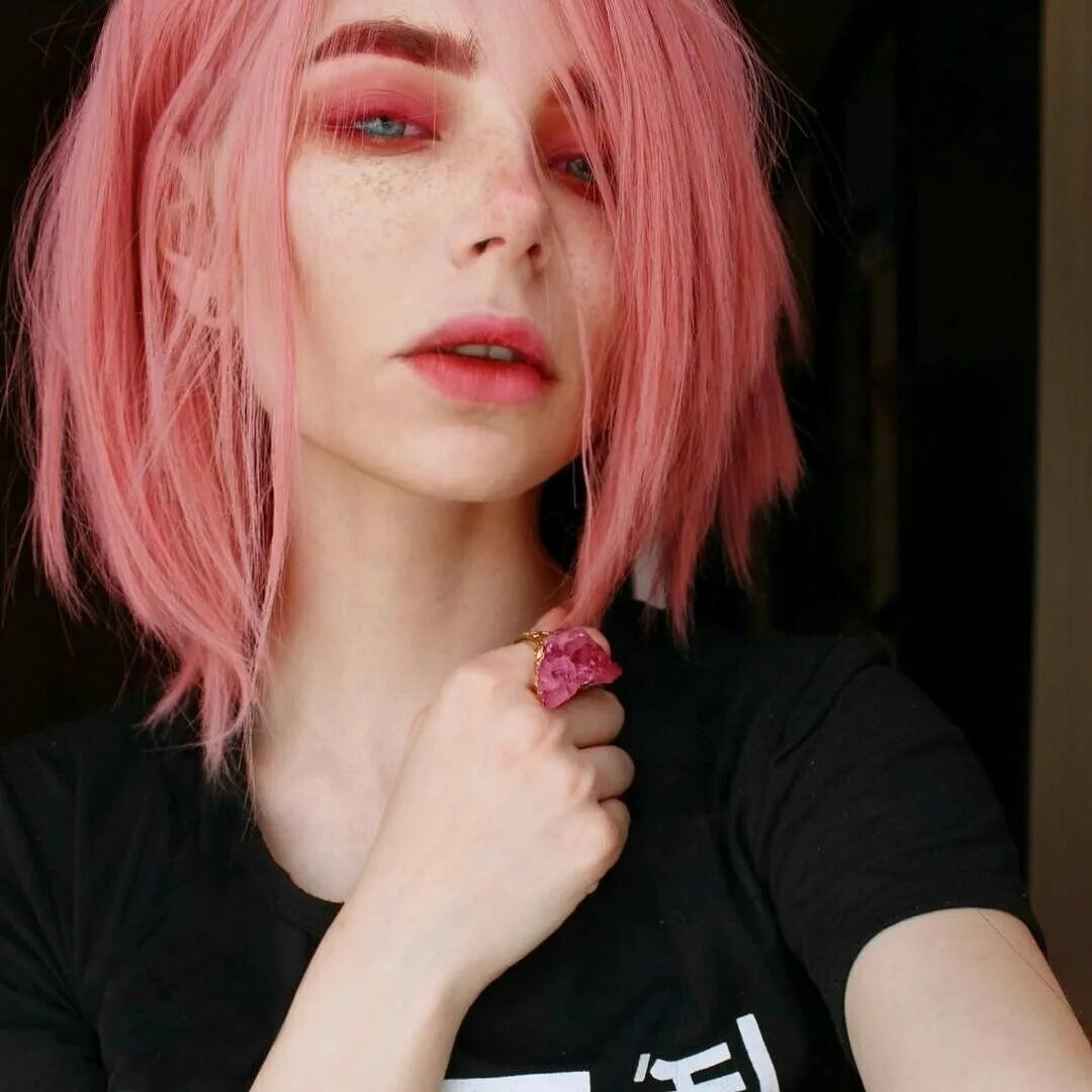 Рогов розовый волосы