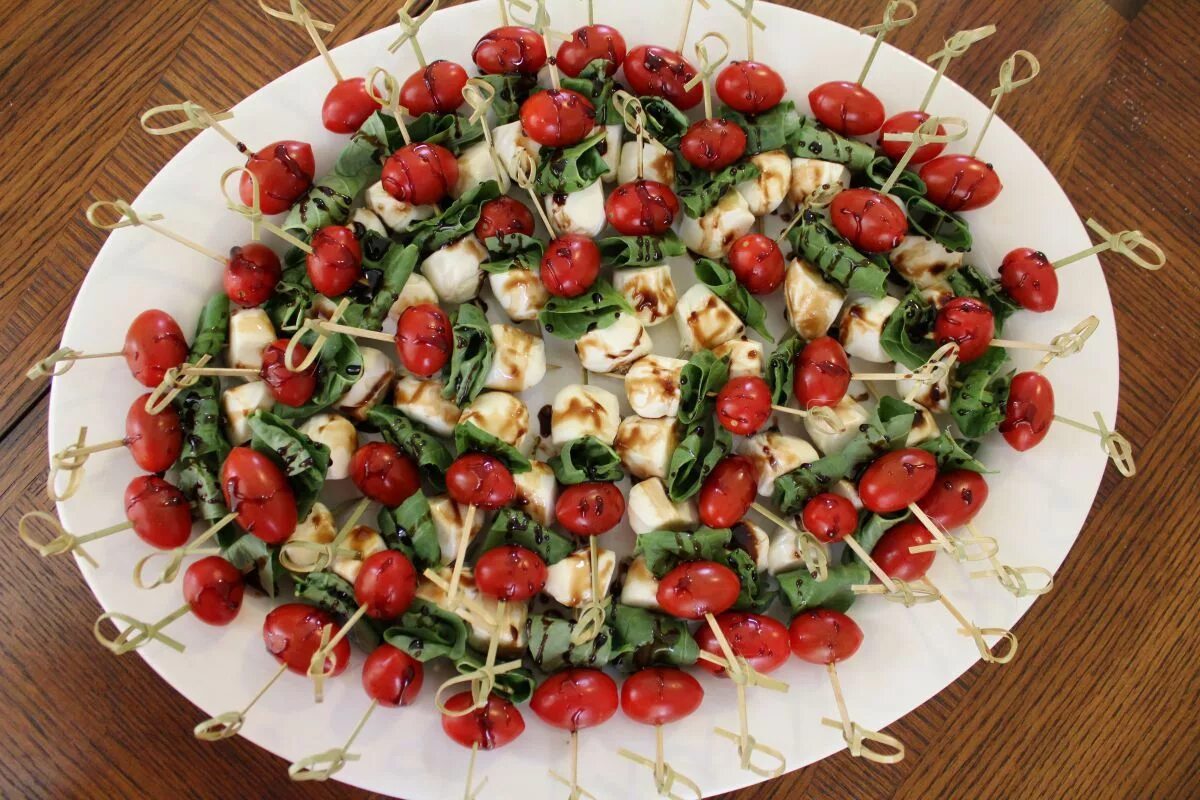 Легкие салаты к шашлыку на праздничный стол. Закуски к шашлыку. стол с шашлыком и закуской на день рождения.