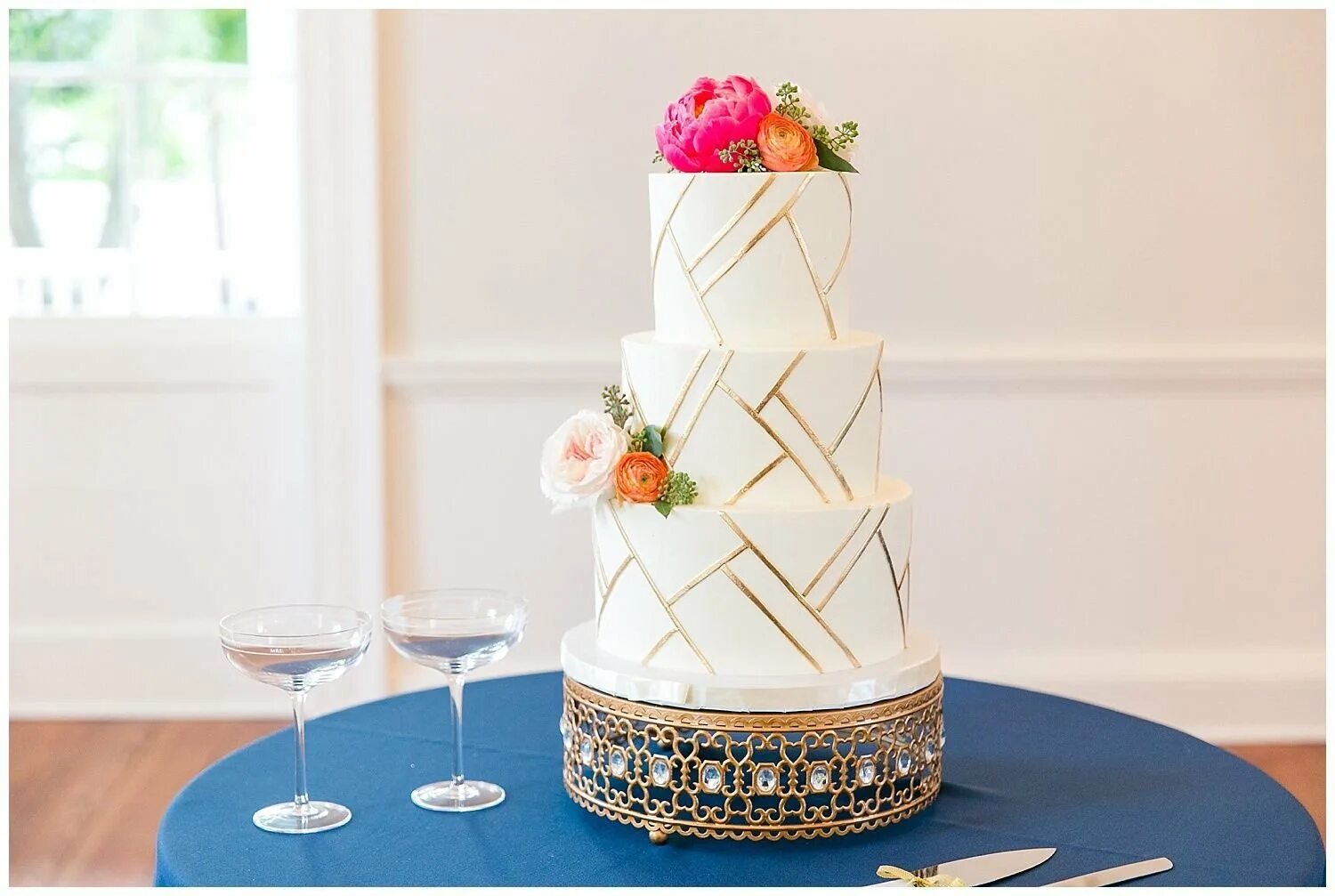 Тренды в тортах. Свадебный торт 2023 тренды. Модные Свадебные торты. Стильный свадебный торт. Трендовые Свадебные торты.