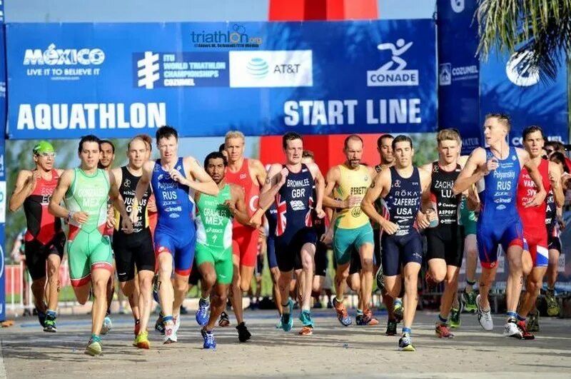 Чемпион по плаванию. Водный триатлон. Акватлон триатлон. Swimrun медали. Бег и плавание фото.
