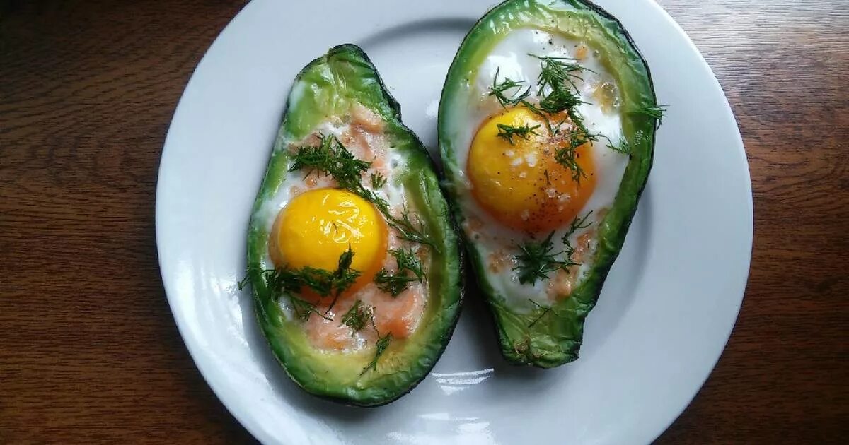 авокадо с яйцом в духовке. авокадо запеченное с яйцом в духовке. запечённый авокадо с яйцом и сыром. авокадо запеченное с яйцом в духовке. авокадо запеченное с яйцом в духовке.