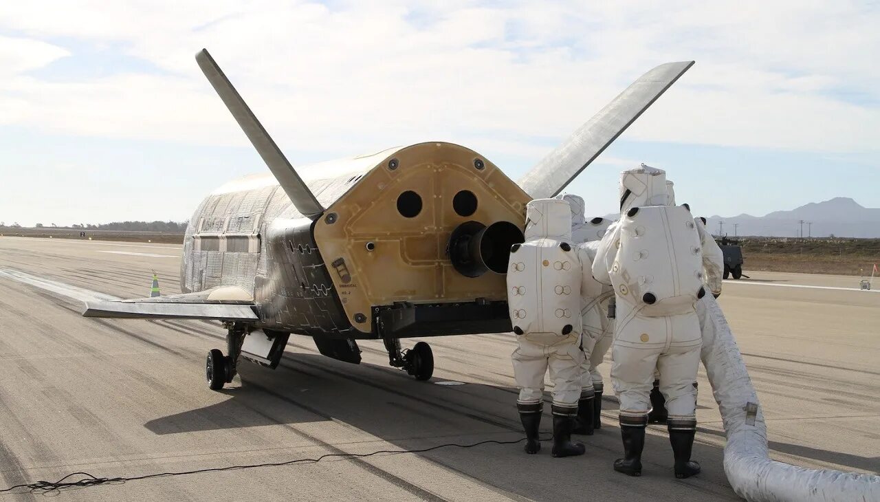 X-37b. драгон 2 корабль. космоплан x-37b. челнок x37b. Boeing x-37.